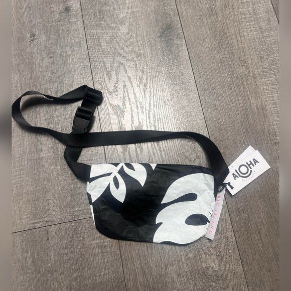 Aloha Collection MINI HIP PACK
Waipiʻo in Black & White Sold Out New With Tag - Picture 5 of 7